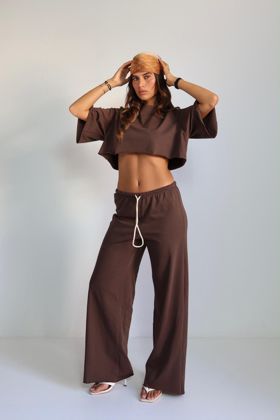 חליפת קרופ שרוך חום – Seya Style